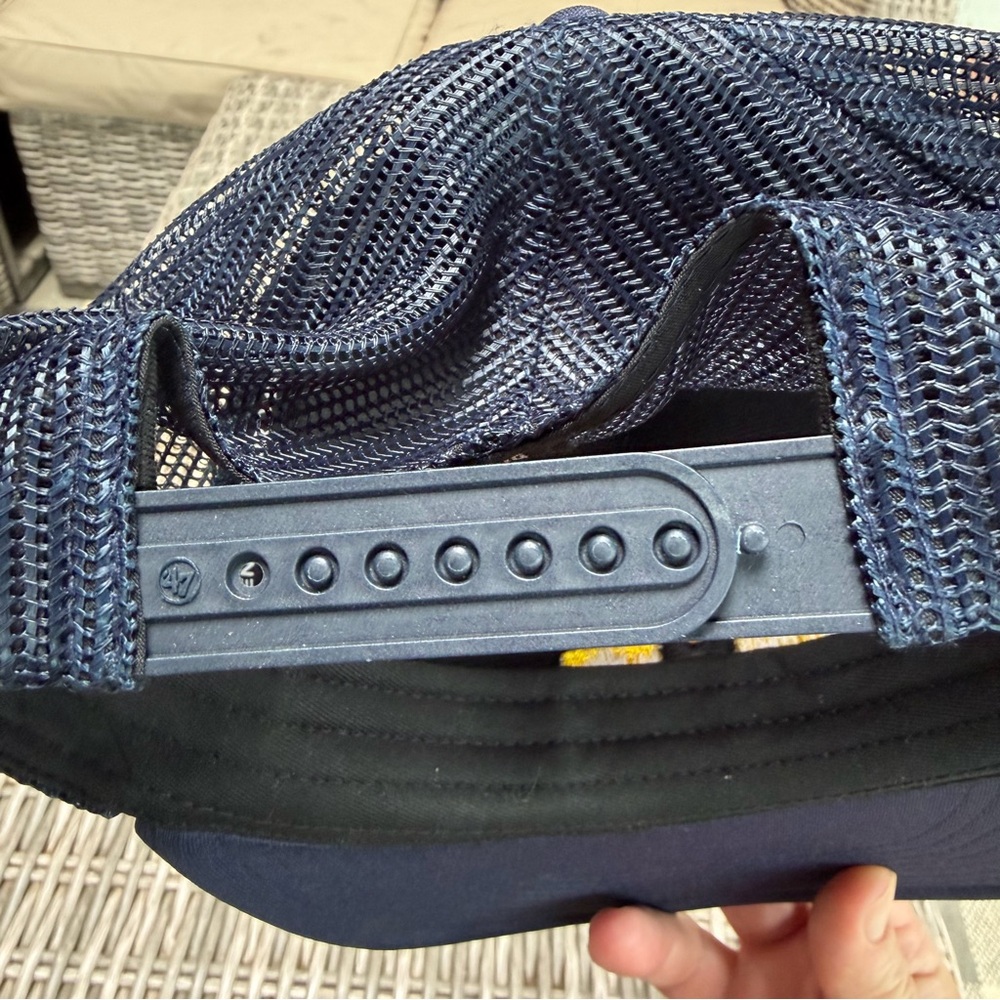 Michigan Wolverines Trucker Cap! Like NEW! - Picture 9 of 11